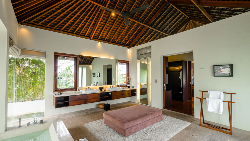 Villa Kalyani - Opulent master bedroom one ensuite bathroom